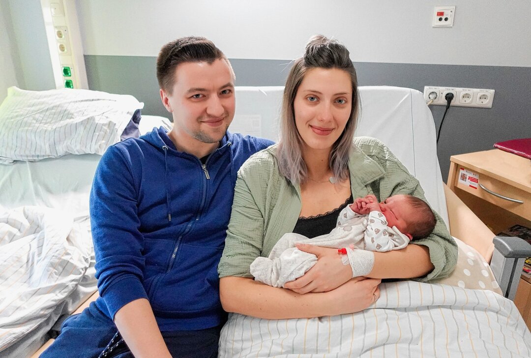 22 ist Glückszahl von junger Familie - Familie Heidelberger mit Sohn Nick. Foto: DRK Krankenhaus