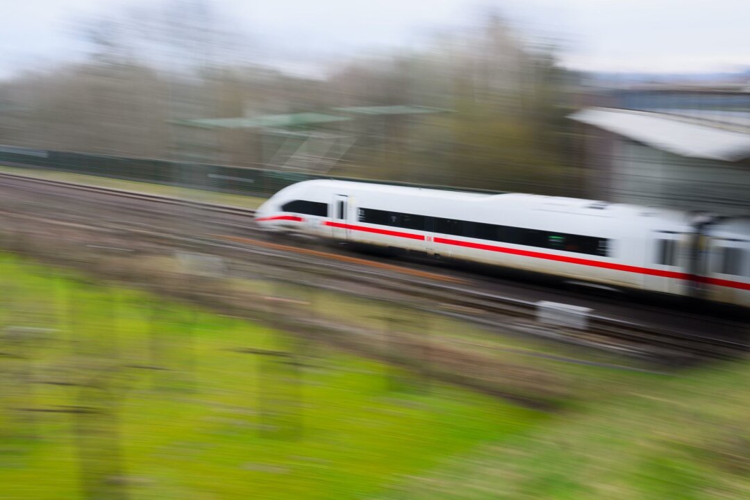 22 Millionen Euro für neue Gleise und Stationen - Ein ICE fährt auf der Bahntrasse.
