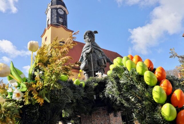 Die 22. Osterkrone ziert nun den Marktbrunnen in Lunzenau. Foto: Andrea Funke