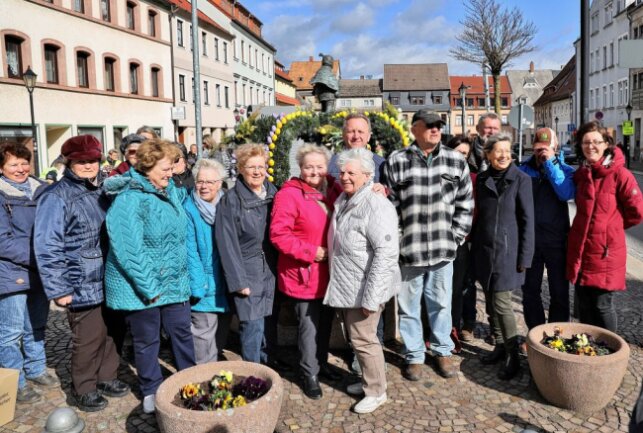 Die 22. Osterkrone ziert nun den Marktbrunnen in Lunzenau. Foto: Andrea Funke
