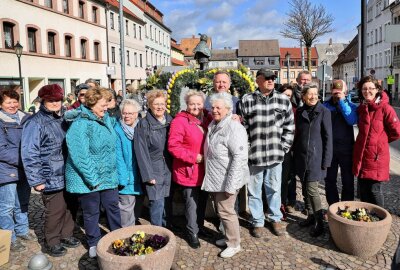 22. Osterkrone ziert den Marktbrunnen in Lunzenau - Die 22. Osterkrone ziert nun den Marktbrunnen in Lunzenau. Foto: Andrea Funke
