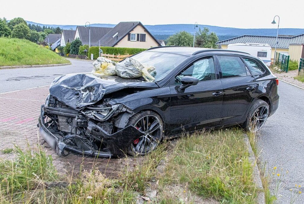23-Jähriger fährt Sportwagen in Johanngeorgenstadt zu Schrott - Der Sportwagen ist stark beschädigt. Foto: André März