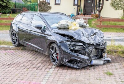 23-Jähriger fährt Sportwagen in Johanngeorgenstadt zu Schrott - Der Sportwagen ist stark beschädigt. Foto: André März