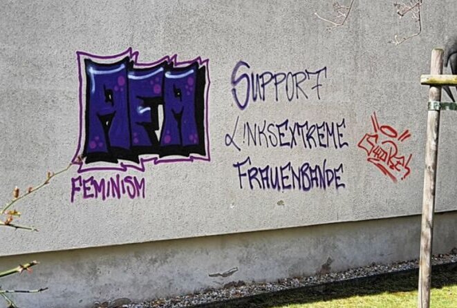 Mehrere vermeintlich feministische und linksorientierte Wortgruppen waren großflächig gesprüht worden. Foto: Harry Härtel/Härtelpress