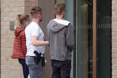 23-Jähriger überfällt Tankstelle mit Pistole - Hierbei handelt es sich um den mutmaßlichen Tatverdächtigen, der dem Haftrichter vorgeführt wird. Foto: Roland Halkasch