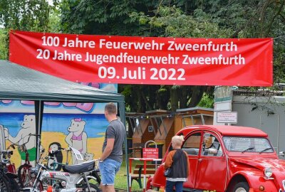 24 Blaulicht-Fahrzeuge überraschten Wehrleiter der FF Zweenfurth - Ein Banner lud zur 100 Jahr-Feier der Feuerwehr in Zweenfurth ein. Foto: Anke Brod