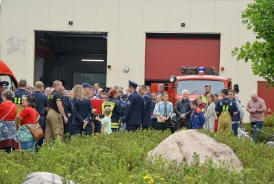24 Blaulicht-Fahrzeuge überraschten Wehrleiter der FF Zweenfurth - Volles Haus herrschte am Samstag bei der Freiwilligen Feuerwehr in Zweenfurth. Foto: Anke Brod