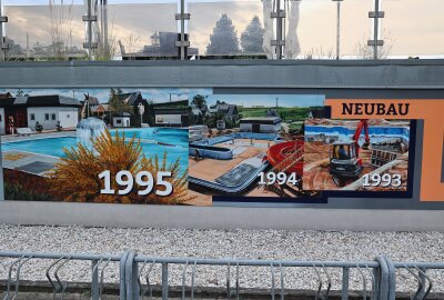 24 Meter Kunst am Sommerbad Garnsdorf - Auf 24 Meter Länge wurde in elf Bildern die Historie des Sommerbades dargestellt. Foto: Peggy Schellenberger