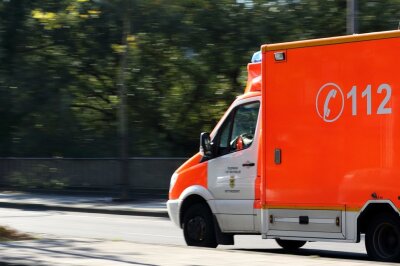 25.000 Euro Schaden: PKW fährt auf Linienbus auf - Ein 41-Jähriger wurde bei dem Unfall verletzt und medizinisch behandelt. 