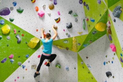 Bouldern ist gerade für Anfänger eine gute Aktivität, da man hier keine Knoten und Sicherungen lernen muss, wie in der Kletterhalle. Kletterfreunde können aber auch in der Knopffabrik klettern gehen.