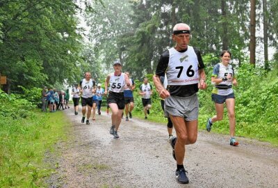 25. Crosslauf des SV Schönheide mit 70 Startern - Der Schönheider Winfried Wehner (vorn) war einer der ältesten Teilnehmer. Foto: Ramona Schwabe