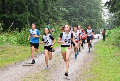 25. Crosslauf des SV Schönheide mit 70 Startern - Hanna Hennig vom SV Neudorf (vorn re.) hat bei den Schülerinnen 12-13 über 2 Kilometer gewonnen. Foto: Ramona Schwabe