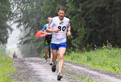 25. Crosslauf des SV Schönheide mit 70 Startern - Heiko Hennig vom WSC Erzgebirge Oberwiesenthal die 10 Kilometer gelaufen und hat über diese Distanz den Gesamtsieg geholt. Foto: Ramona Schwabe