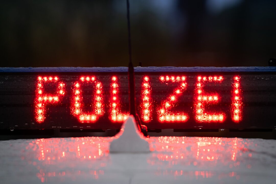 25-Jähriger wird beim Anbringen von Wahlplakaten verletzt - Der Schriftzug „Polizei“, aufgenommen während einer Verkehrskontrolle.