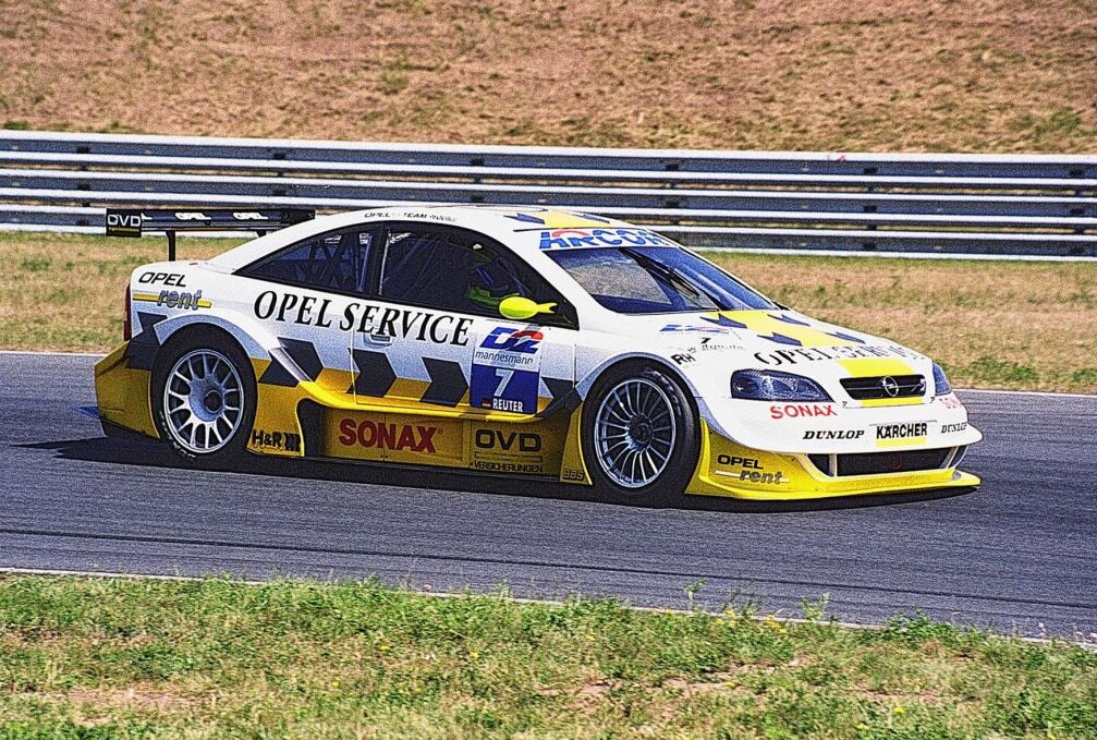 Bei der Wiederbelebung der DTM im Jahr 2000 war Oschersleben der zweite Austragungsort. Manuel Reuter gewann im Opel Astra V8 Coupé beide Rennen. Foto: Thorsten Horn