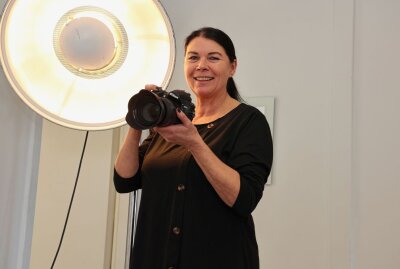 25. Jubiläum: Neuer Glanz für alte Aufnahmen - Petra Hammermüller feierte am 1. März ihr 25-jähriges Firmenjubiläum. Foto: Peggy Schellenberger