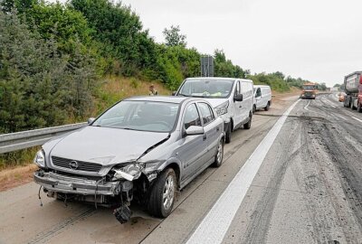 25 Tonnen Klärschlamm laufen aus LKW: Großer Crash auf der A72 - Verkehrsunfälle auf der A72. Mehrere Autos verunglückten. Foto: Harry Haertel