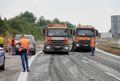 25 Tonnen Klärschlamm laufen aus LKW: Großer Crash auf der A72 - Verkehrsunfälle auf der A72. Mehrere Autos verunglückten. Foto: Harry Haertel
