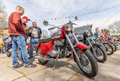 250 historische Jawa-Motorräder knattern nach Rodewisch - Unter den Motorräder sind einige Hingucker dabei. Foto: David Rötzschke