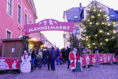 27. Augustusburger Männelmarkt begeistert großes Publikum - Die historische Altstadt war entsprechend geshmückt. Foto: Andreas Bauer