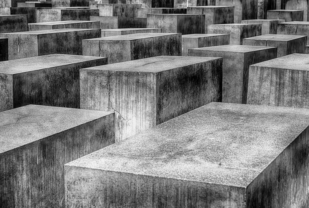 27. Januar: Dresden gedenkt der Opfer des Nationalsozialismus - Symbolbild: Holocaust-Mahnmal in Berlin. Das Denkmal erinnert an die rund sechs Millionen Jüdinnen und Juden, sowie an andere soziale Gruppen, die unter der Herrschaft Adolf Hitlers und der Nationalsozialisten ermordet wurden. Foto: Pixabay