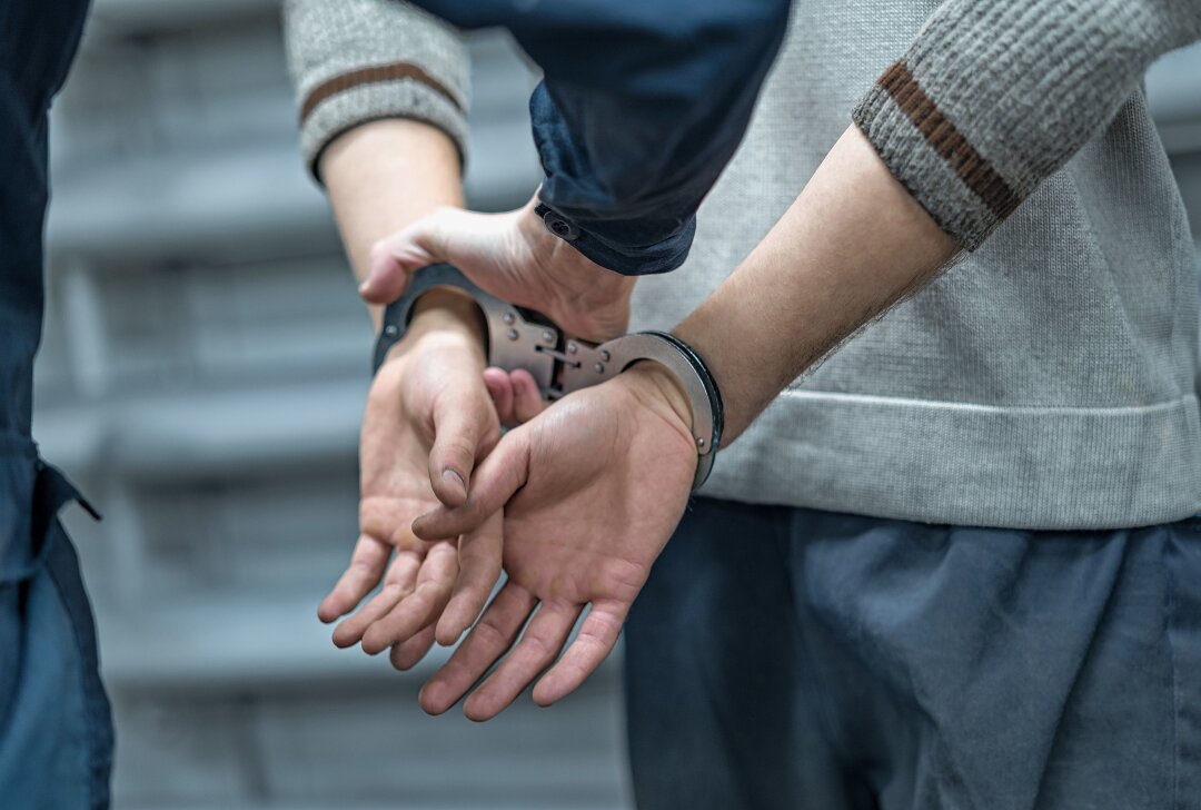 28-Jähriger in Gewahrsam genommen nach Notruf und Straftaten - Symbolbild. Foto: Adobe Stock
