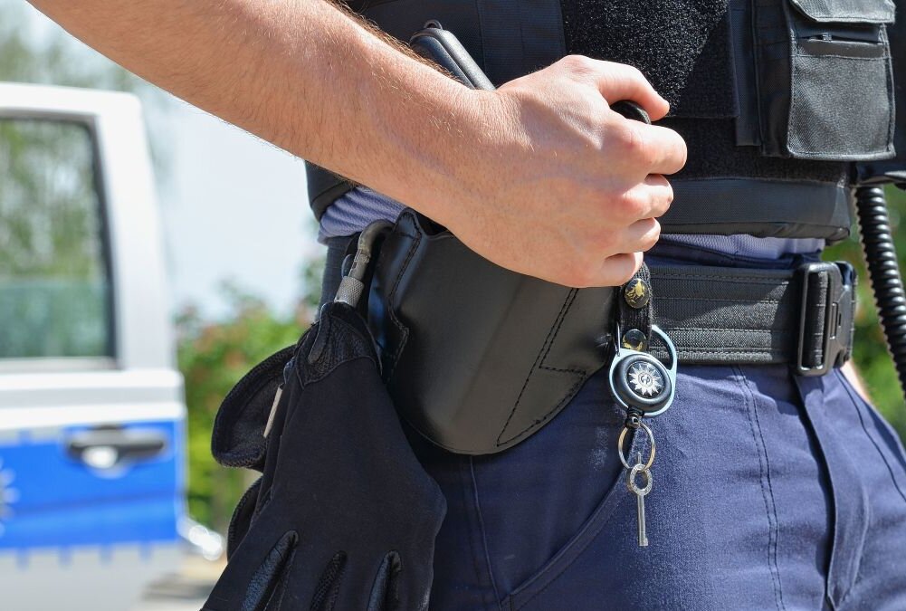 28-Jähriger mit Waffe unterwegs: Frau ruft Polizei - In Oelsnitz wurde die Polizei zu einem Mehrfamilienhaus gerufen. Symbolbild. Foto: Thomas Schmotz
