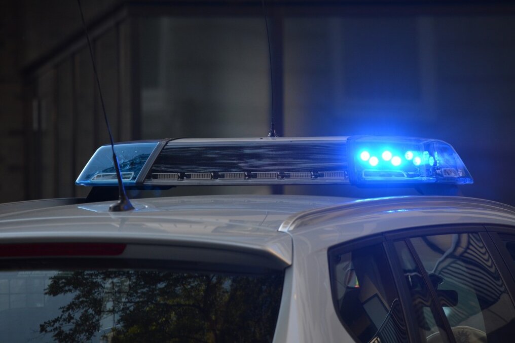 28-jähriger PKW-Fahrer mit einem Baum kollidiert und umgekippt - Autounfall: Waldheim kommend in Richtung Massanei:,28-Jähriger schwer verletzt Symbolfoto: pixabay