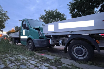 28-Jähriger rammt ohne Führerschein und alkoholisiert mehrere Transporter -  In der Nacht von Donnerstag zu Freitag kam es gegen 3.05 Uhr auf der Fröbelstraße zu einem Verkehrsunfall. Foto: Roland Halkasch