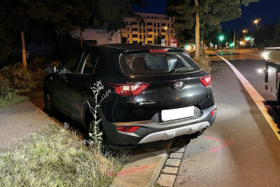 28-Jähriger rammt ohne Führerschein und alkoholisiert mehrere Transporter -  In der Nacht von Donnerstag zu Freitag kam es gegen 3.05 Uhr auf der Fröbelstraße zu einem Verkehrsunfall. Foto: Roland Halkasch