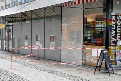 28-Jähriger zertrümmert Gehwegplatten und wirft Scheiben ein - Die Polizei konnte den Tatverdächtigen schließlich auf der Bahnhofstraße stellen. Foto: Harry Härtel