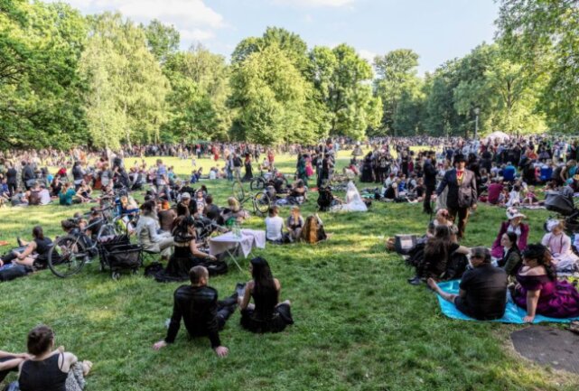 28. Wave-Gotik-Treffen: Die Grufties kehren nach Leipzig zurück -   Das Viktorianische Picknick im Clara Park 2017. Foto: Arne Glaser