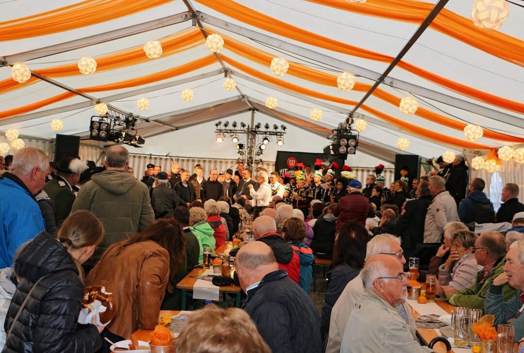 29. Bürgerfest: Ganz Reichenbach  ist auf den Beinen - Im Festzelt herrscht gute Stimmung. Foto: Simone Zeh/Archiv