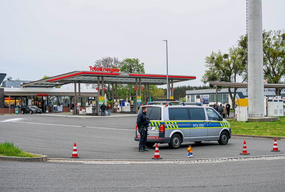 29-Jähriger randaliert und droht an Tankstelle: Einweisung in psychiatrische Klinik - 29-Jähriger randaliert in einer Tankstelle in Coswig. Foto: EHL Media/Lucas Libke