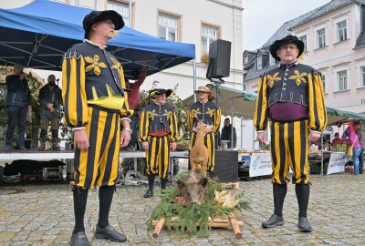 29. Öko- und Streuobstmarkt mit Wappen-Zeremoniell - In diesem Jahr haben vier Knappen das Wildbret auf den Markt getragen. Foto: Ramona Schwabe