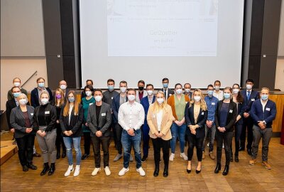 29 Studierende erhalten an der WHZ ein Deutschlandstipendium - Gruppenbild in der Hochschulaula. Foto: WHZ/Helge Gerischer