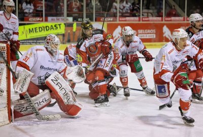 3:1! Eispiraten schlagen Regensburg in letztem Hauptrundenspiel - Mathieu Lemay vor dem Gäste Tor. Foto: Andreas Kretschel