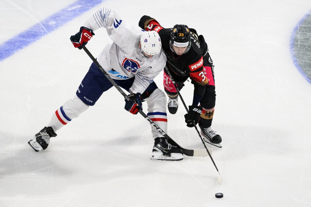 3:5 nach 3:0: DEB-Auswahl unterliegt Frankreich - Die DEB-Auswahl um NHL-Profi JJ Peterka (r) musste sich Frankreich geschlagen geben.