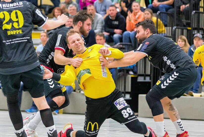 3. Bundesliga: Plauener Handballer spielen in Hannover - Ivan Kucharik (Mitte) will mit dem SV 04 Oberlosa beim HSV Hannover den zweiten Auswärtssieg der Saison feiern. Foto: Oliver Orgs / Pressebüro Repert