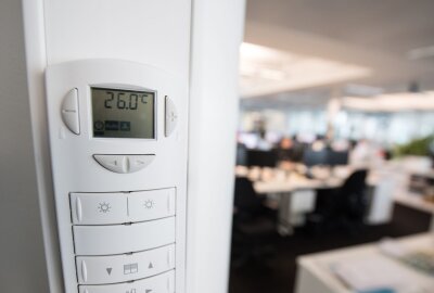 3 effektive Strategien gegen Hitze im Büro - Bei Temperaturen über 26 Grad sollte der Chef etwas tun.