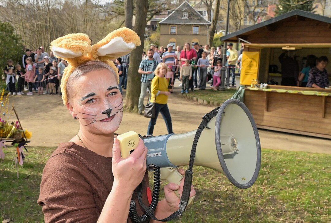 3. Lößnitzer Oster-Picknick ein Erfolg - Christin Georgi ist selbst ins Osterhasen-Kostüm geschlüpft. Foto: Ralf Wendland