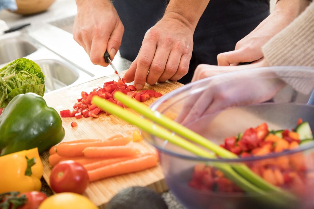3 Strategien: Wie wir uns am Arbeitsplatz gesünder ernähren - Team-Salat: gemeinsam zu einer gesunden Mittagspause.