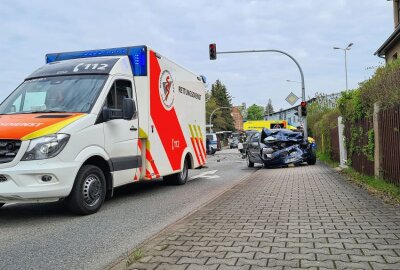 30.000 Euro Schaden bei Kreuzungscrash in Zwickau - Auf einer Zwickauer Kreuzung kam es heute zu einem Crash. Foto: Mike Müller