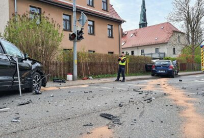 30.000 Euro Schaden bei Kreuzungscrash in Zwickau - Auf einer Zwickauer Kreuzung kam es heute zu einem Crash. Foto: Mike Müller