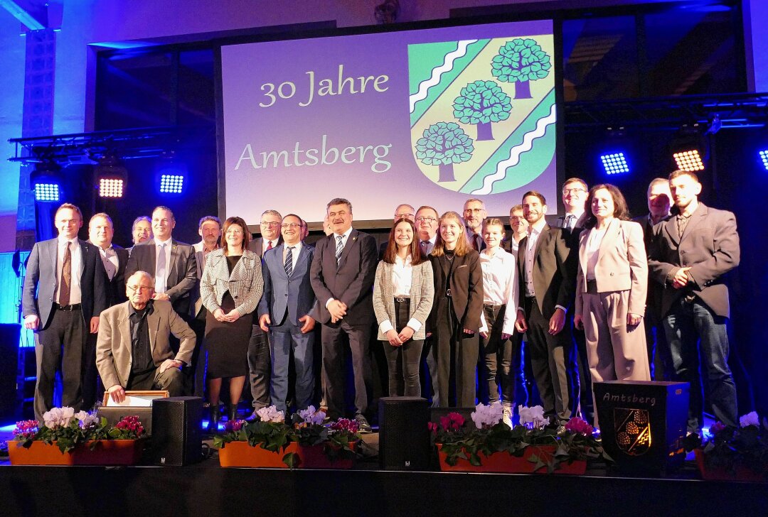 30 Jahre Amtsberg: Bürgermeister nutzt Jubiläum für Appell - Am Ende des Abends gab es ein Erinnerungsfoto mit den wichtigsten Gästen. Foto: Andreas Bauer