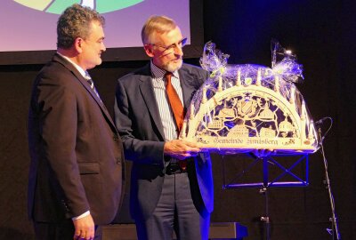 30 Jahre Amtsberg: Bürgermeister nutzt Jubiläum für Appell - Als Präsent erhielt Schuster einen Amtsberger Schwibbogen. Foto: Andreas Bauer