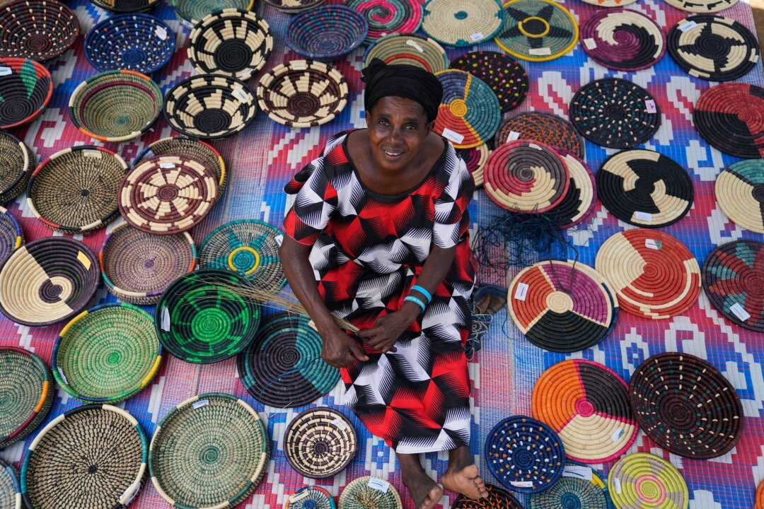 30 Jahre nach dem Völkermord: Ruanda schaut in die Zukunft - Anasitasia Nyirabashyitsi, 54, vor ihrem Haus im Versöhnungsdorf Mybo in Nyamata, wo kreative Projekte die Gemeinschaft stärken. Im April 1994 begann in Ruanda der Genozid an der Volksgruppe der Tutsi.
