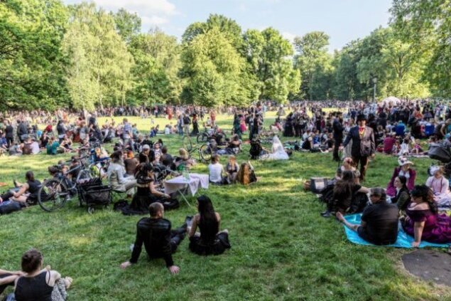 30 Jahre Wave-Gotik-Treffen zu Pfingsten in Leipzig - Das Viktorianische Picknick im Clara Park 2017. Archivfoto: Arne Glaser