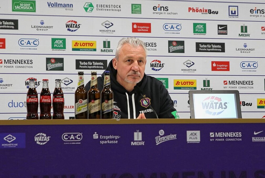 30 Minuten vor Anpfiff ist Schluss für Aues Cheftrainer - Pavel Dotchev darf am Montagabend gegen den BVB II nicht eingreifen. Foto: Katja Lippmann-Wagner/Archiv