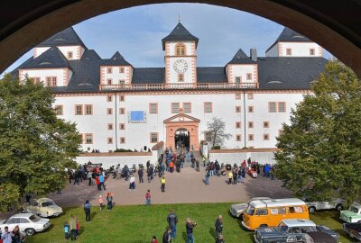 30. Oldtimer-Herbsttreffen auf Schloss Augustusburg ein voller Erfolg - Auf Schloss Augustusburg fand heute das 30. Oldtimer-Herbsttreffen statt. Foto: Maik Bohn
